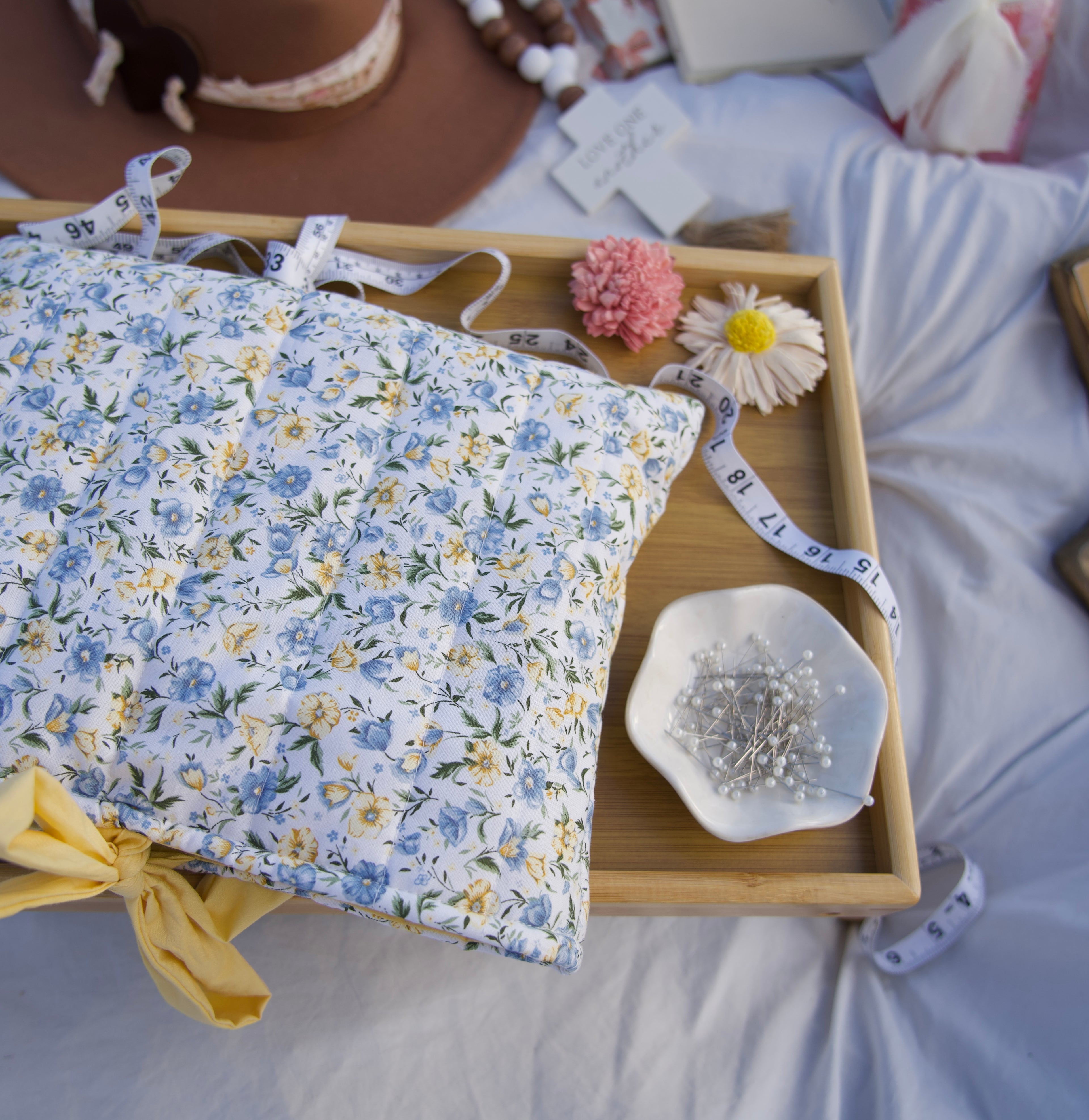 Sunlit Faith - Dark yellow interior