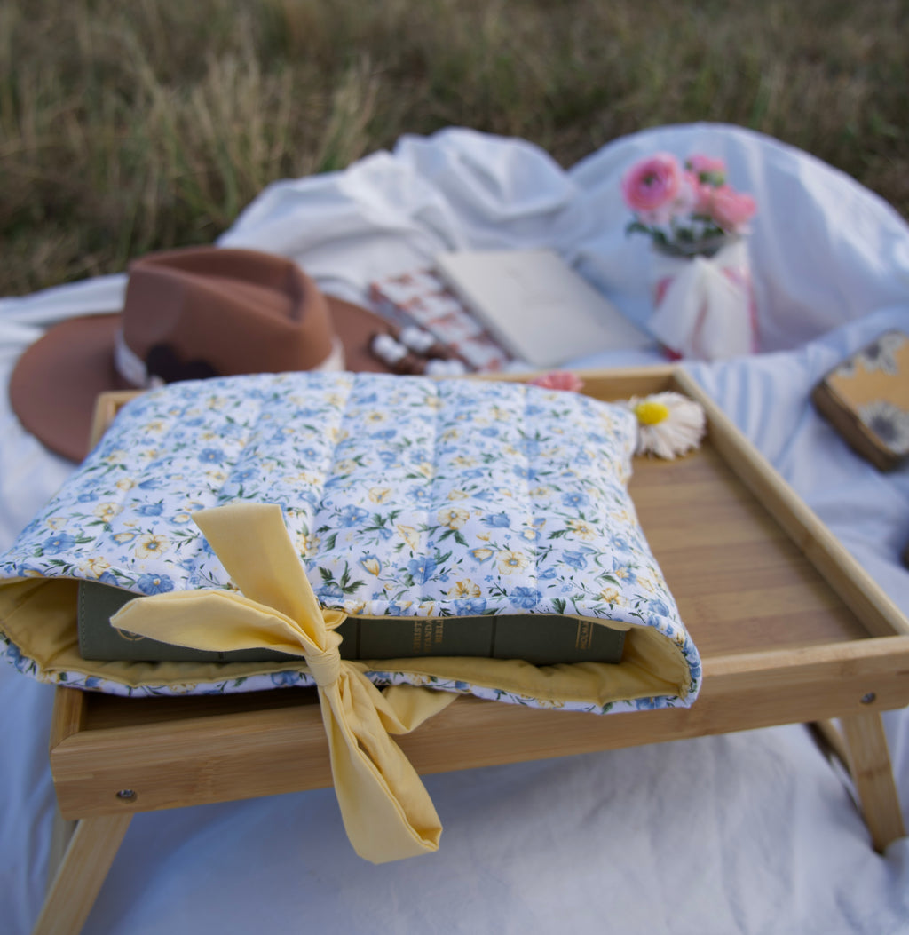 Sunlit Faith - Dark yellow interior