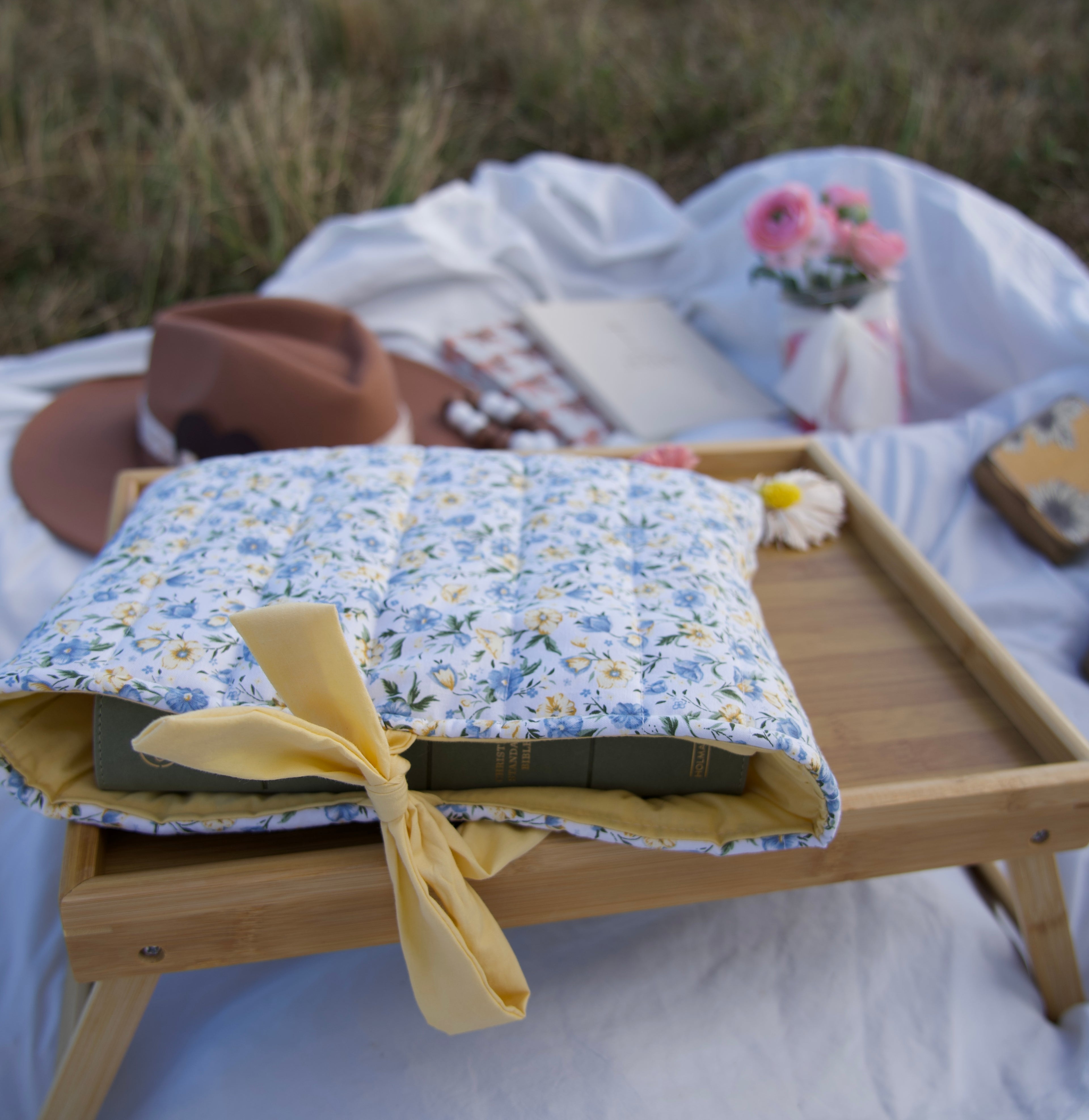 Sunlit Faith - Dark yellow interior